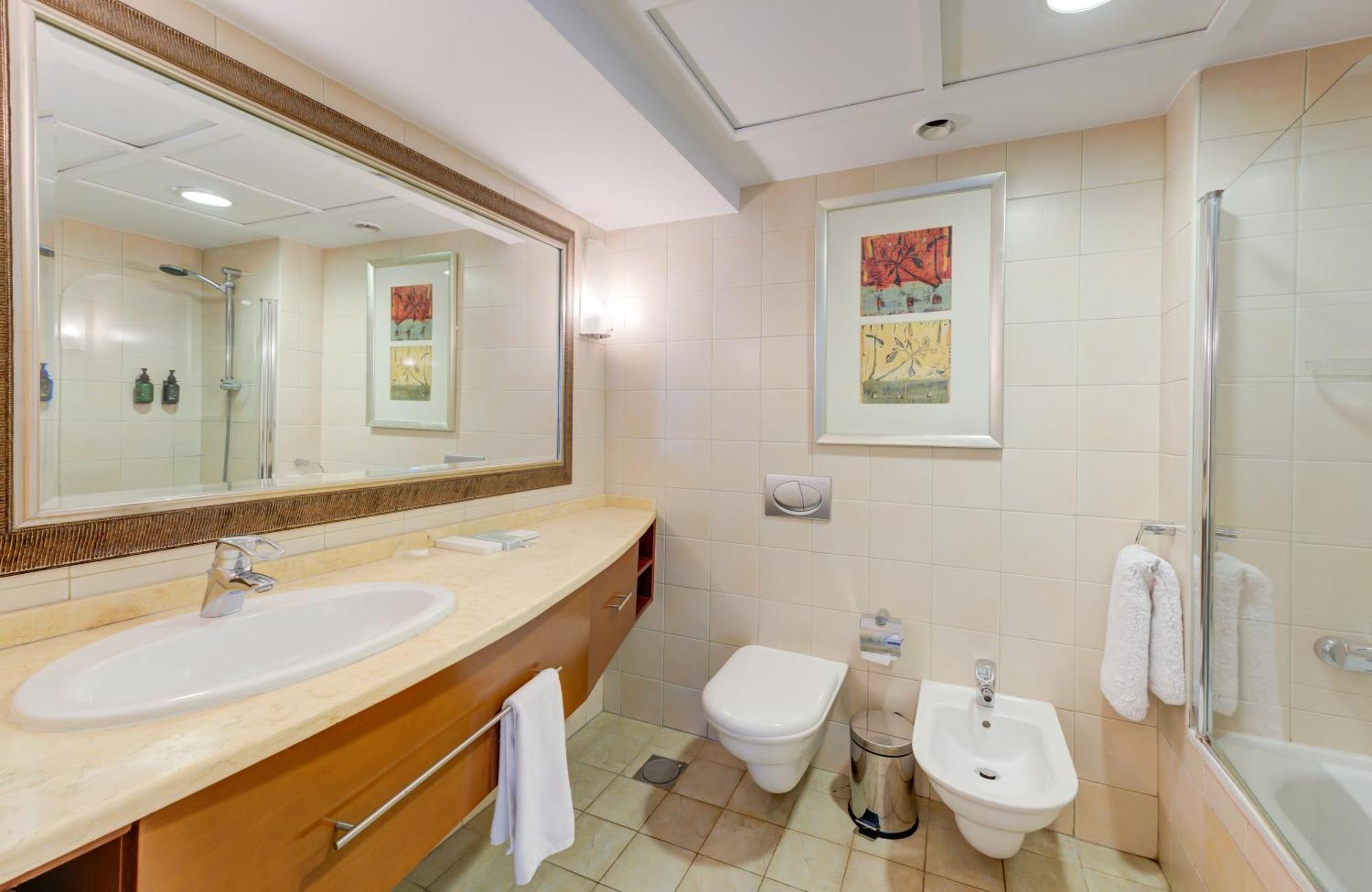 Appartamento con 2 Camere da Letto, Balcone e Vista Lago